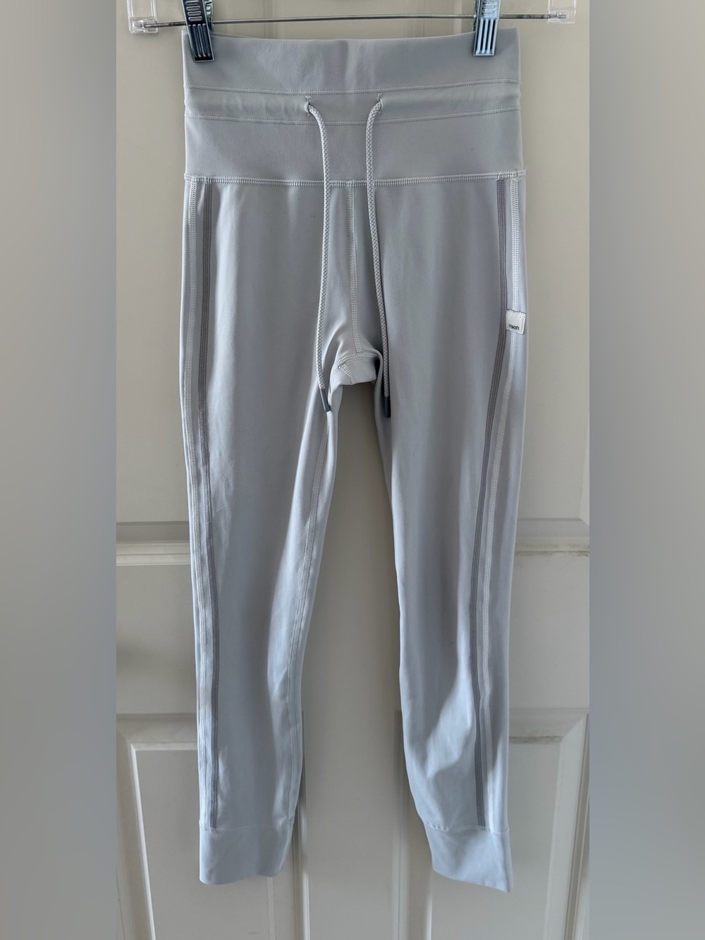 Vuori Daily Leggings w/ Contrast Side Stitching, Light Gray, Size XS